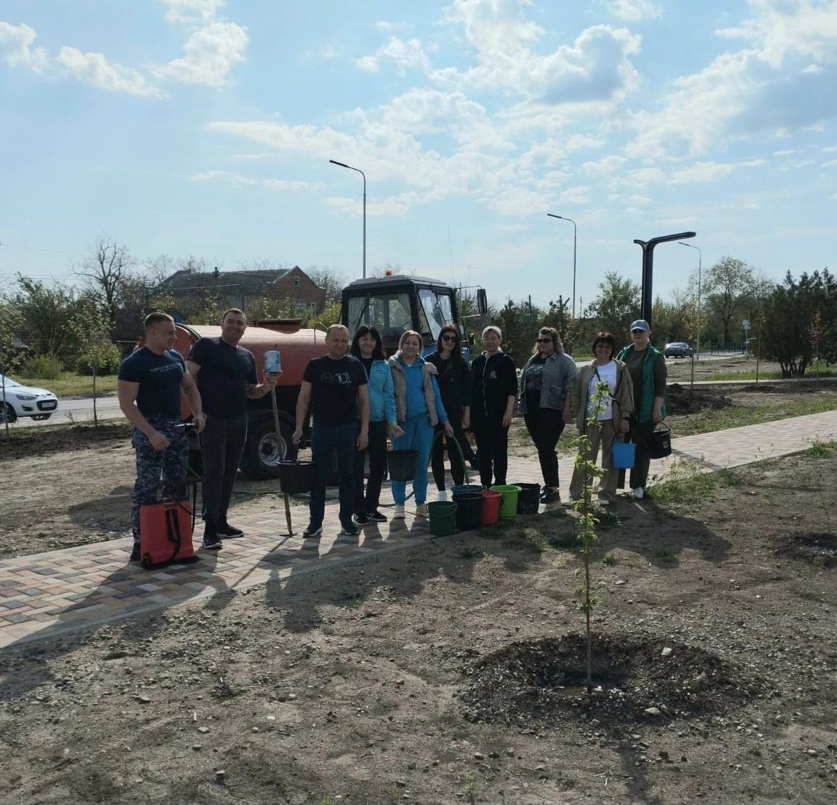 Сегодня поухаживали за зелеными насаждениями в сквере имени Ю.А.Гагарина.