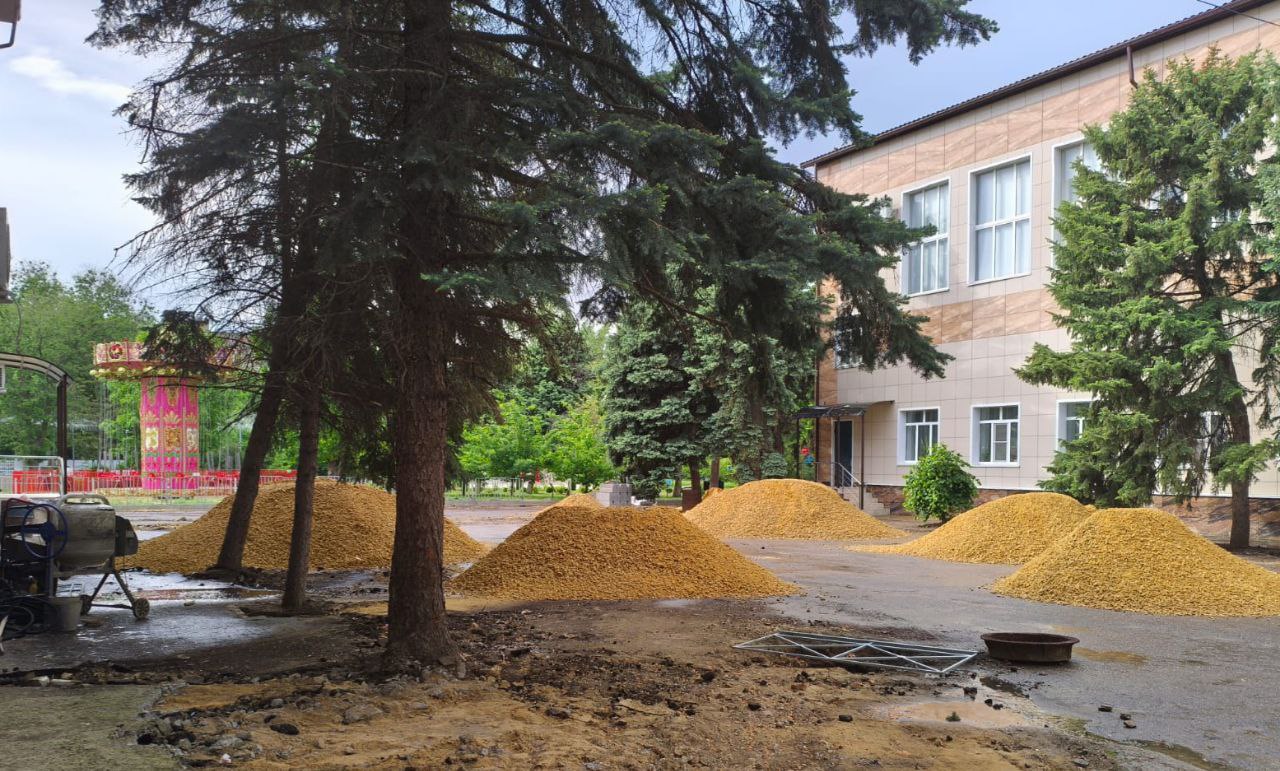 Глава Петровского округа Н.В.Конкина: &quot;Мы приступили к благоустройству территории у ЦДК в городе Светлограде, со стороны ЗАГСа&quot;.