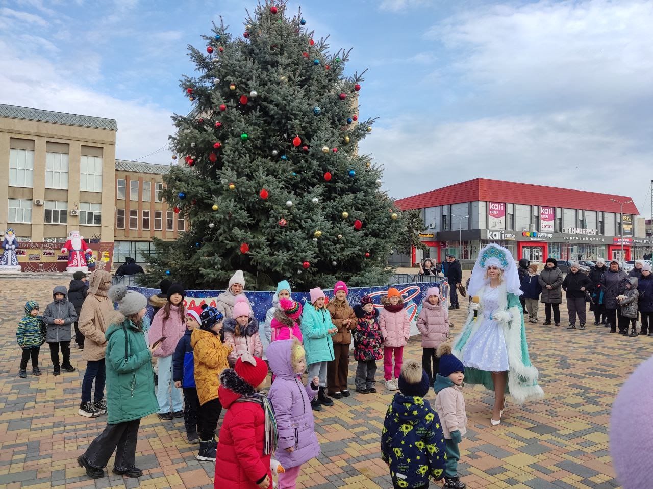 Для для маленьких жителей Светлограда организовали новогоднее театрализованное представление «Теплая зимняя сказка».