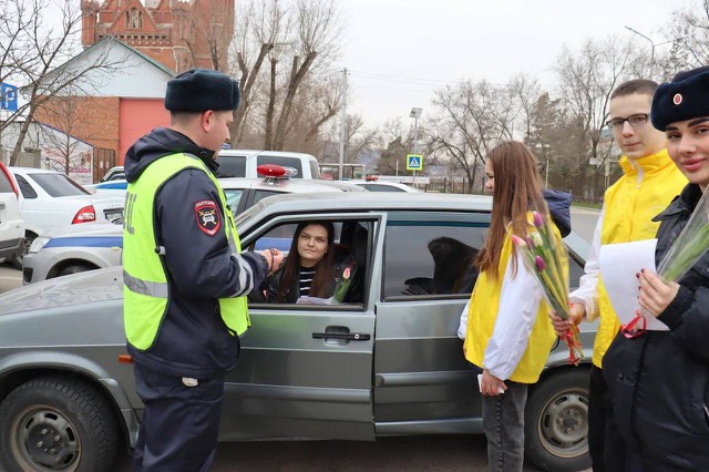 Полицейские вместе с сотрудниками молодежного центра поздравили женщин-водителей.