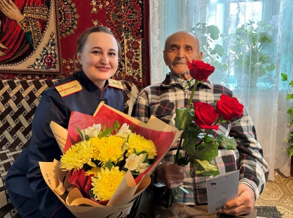 В Светлограде следователи СК России поздравили ветерана Великой Отечественной войны с Днем защитника Отечества.