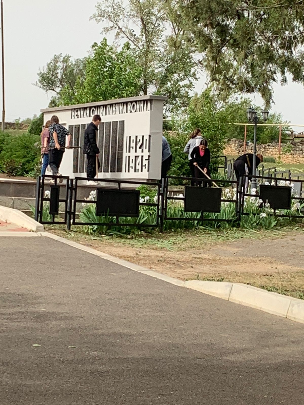 В Шведино селяне навели порядок у памятника воинам, павшим в годы Великой Отечественной войны.