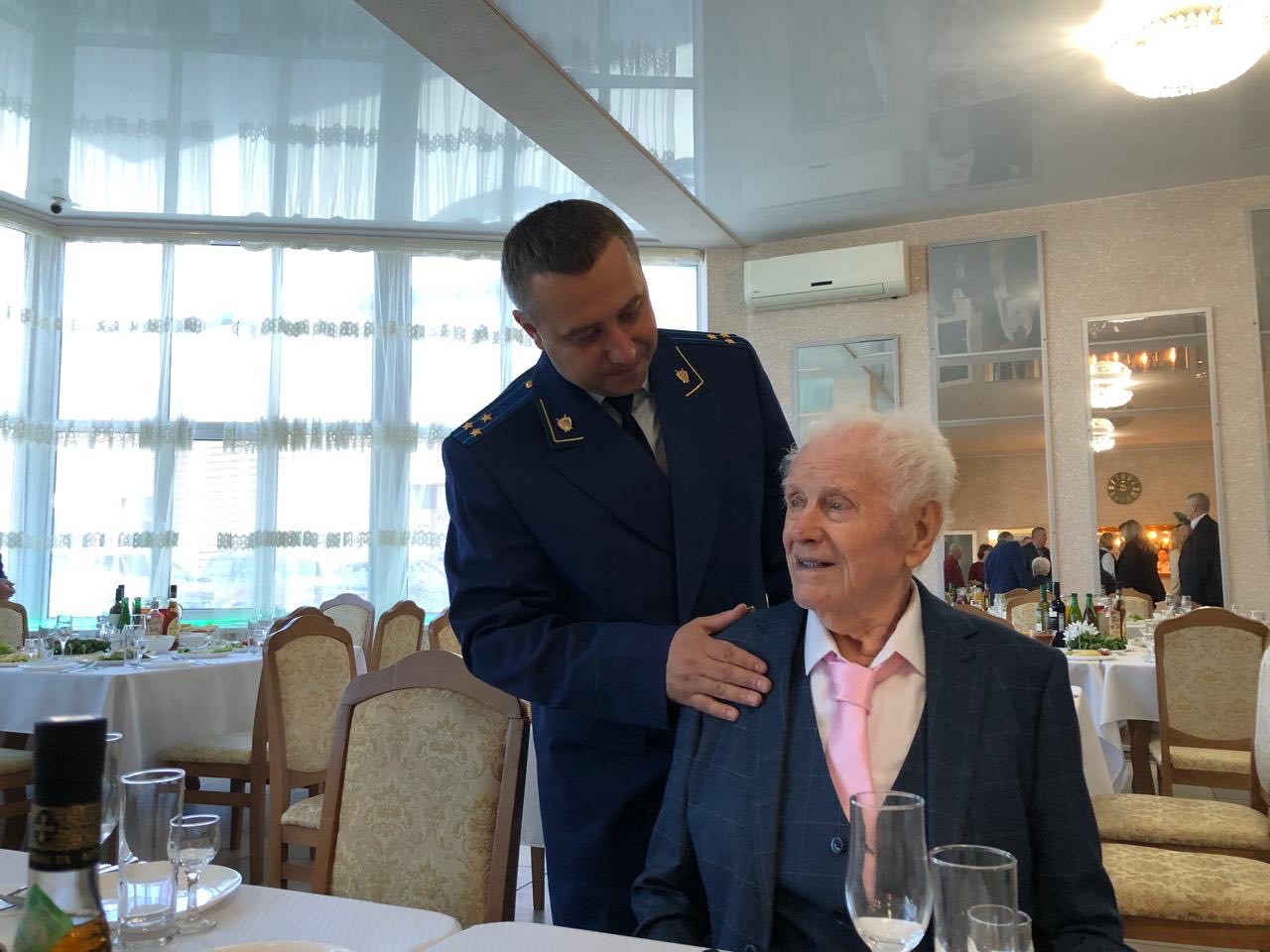 Прокурор Петровского района  поздравил с днем рождения ветерана Великой Отечественной войны.