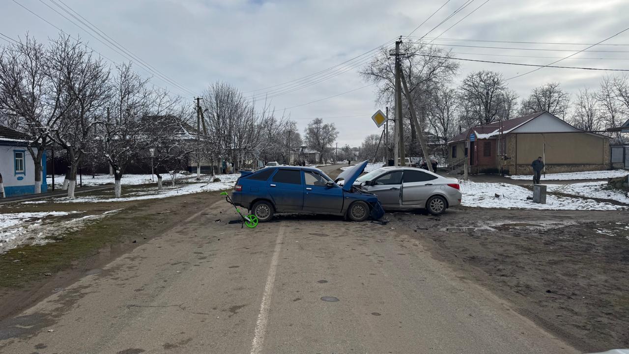 В Петровском округе в результате встречного столкновения пострадали три человека, один из которых несовершеннолетний.