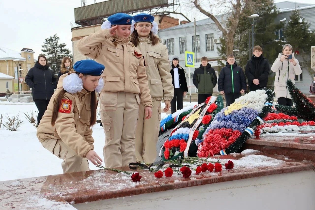 Молодежь округа возложила цветы накануне годовщины снятия блокады Ленинграда.