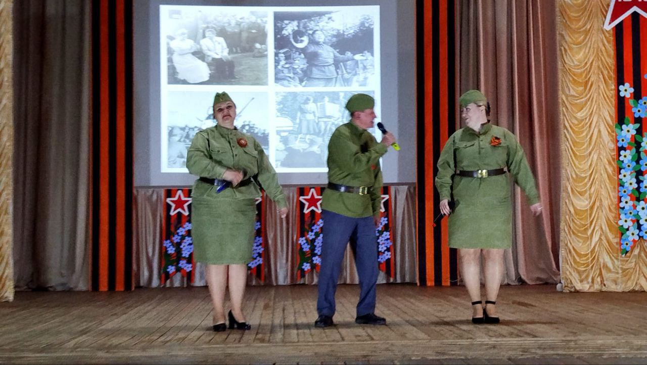 Выездная фронтовая концертная бригада подготовила для зрителей села Шведино театрализованное представление.