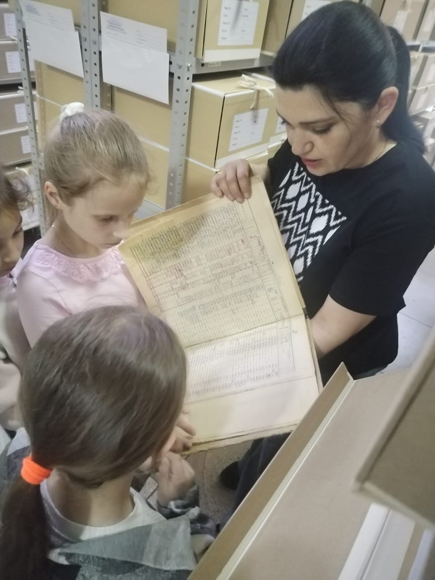 Экскурсия для школьников по архиву.