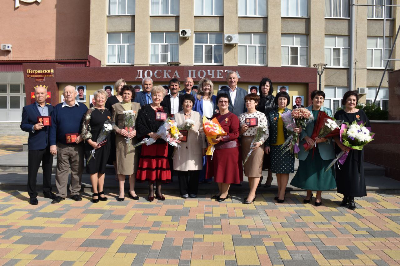 На центральной площади города Светлограда обновили Доску почёта.