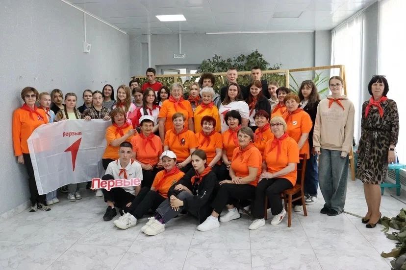 Ребята «Движения Первых» со специалистами молодежного центра отправились в гости к ветеранам пионерии.
