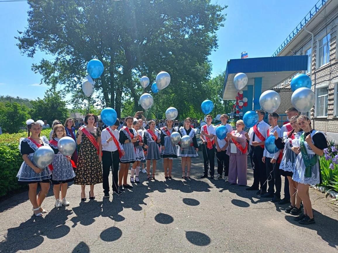 Глава Петровского МО Н.В.Конкина: &quot;24 мая для 227 одиннадцатиклассников Петровского округа прозвенел последний звонок&quot;.
