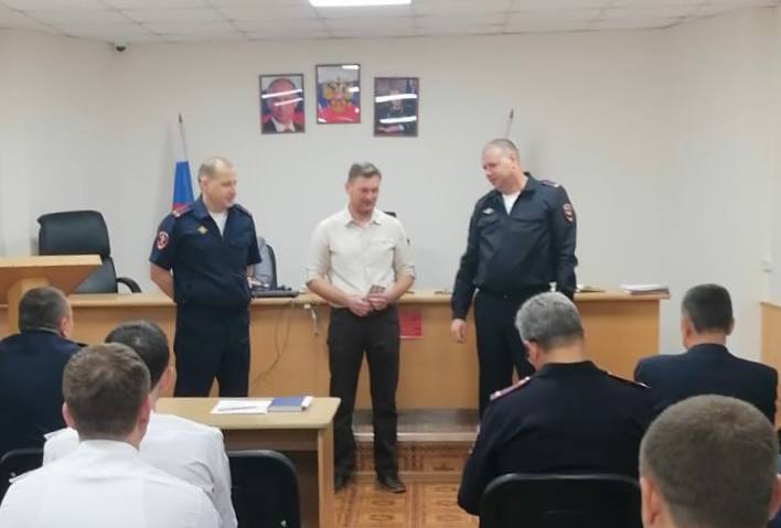 Полицейские Петровского муниципального округа торжественно проводили на пенсию своего коллегу.