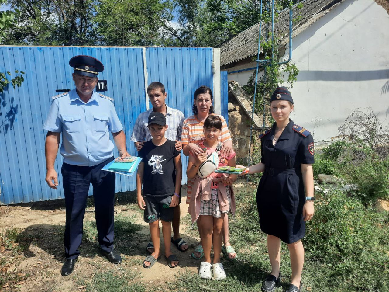 Полицейские совместно с представителями Общественного совета приняли участие в акции «Помоги пойти учиться».