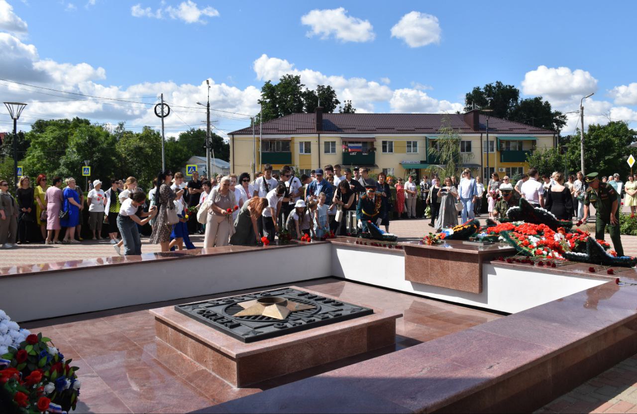Петровчане почтили память соотечественников, изгнавших с родной земли немецко-фашистских захватчиков.