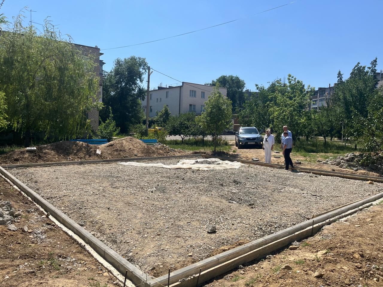На площади Выставочной, у многоквартирного дома 39/1, скоро появится новая детская площадка.