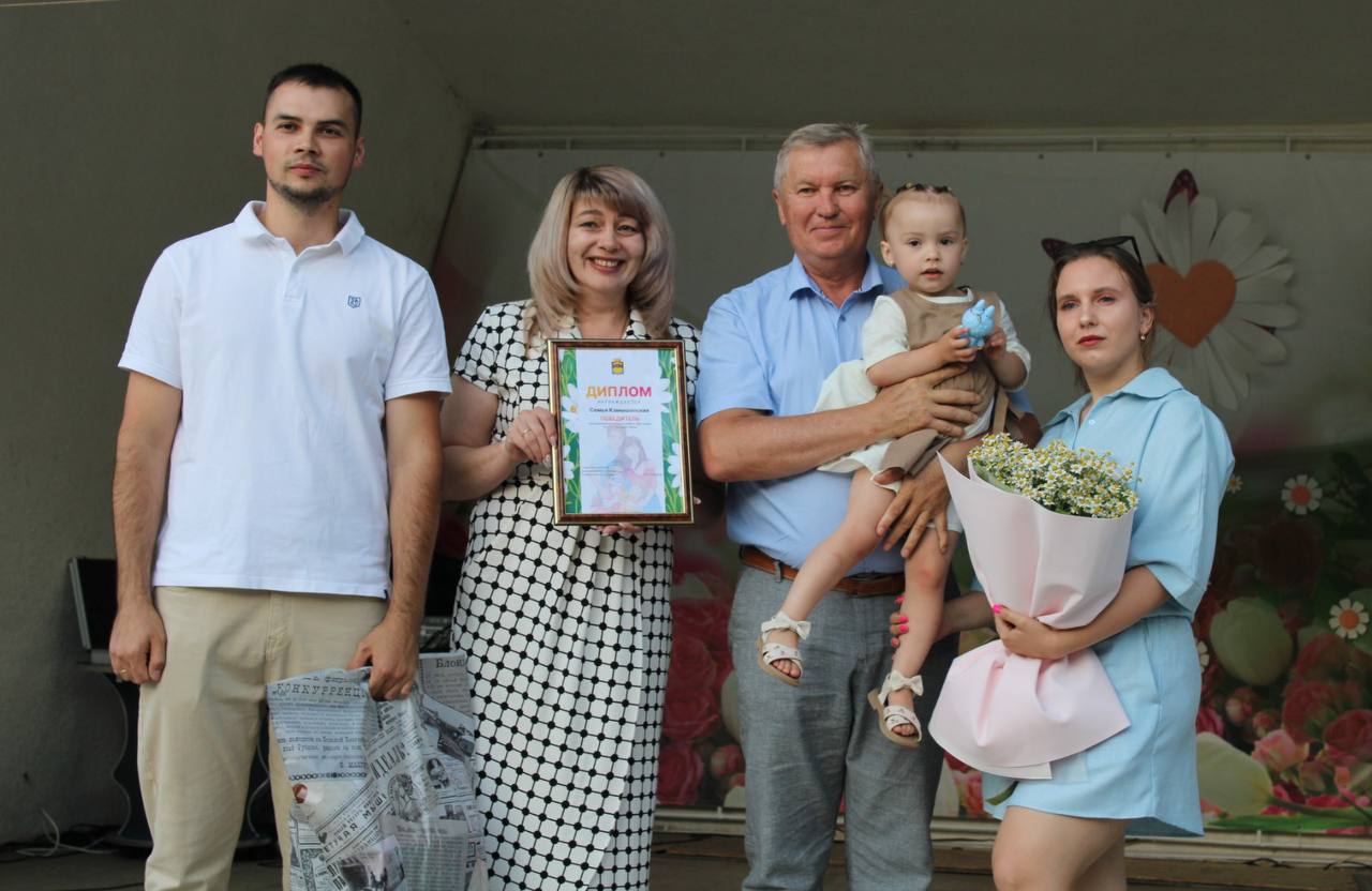8 июля в Парке культуры и отдыха города Светлограда петровчане праздновали День любви, семьи и верности.