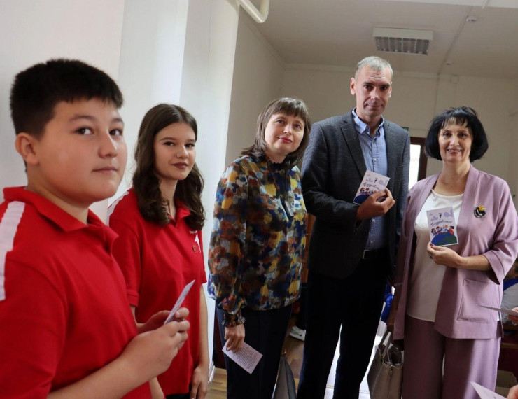 Всероссийскую акцию «#Спасибо, учителя» организовали в Светлограде. Всероссийскую акцию «#Спасибо, учителя» организовали в Светлограде.