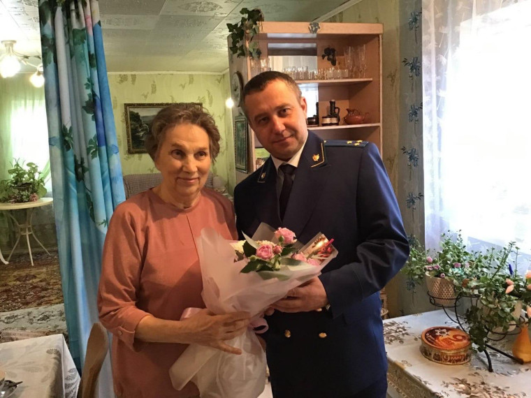Прокурор Петровского района поздравил с днем рождения ветерана Великой Отечественной войны. Прокурор Петровского района поздравил с днем рождения ветерана Великой Отечественной войны.
