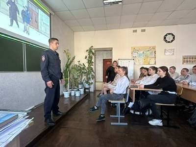 В Петровском округе полицейские и член Общественного совета провели профилактические беседы в рамках акции «Твой выбор».