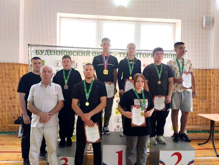 Ребята из Светлограда приняли участие в открытом первенстве Буденновского округа по гиревому спорту.